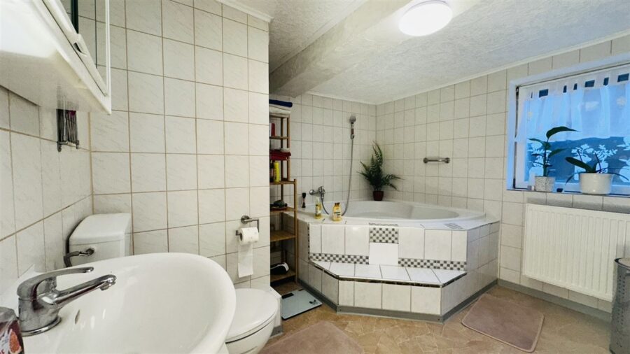 Schönes gepflegtes Fachwerkhaus in zentraler aber dennoch ruhiger Lage mit viel Platz - OG Badezimmer / Badewanne